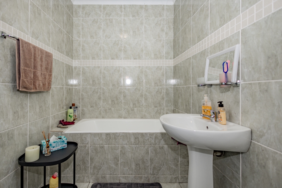 6 Bedroom Property for Sale in Sanddrift Western Cape